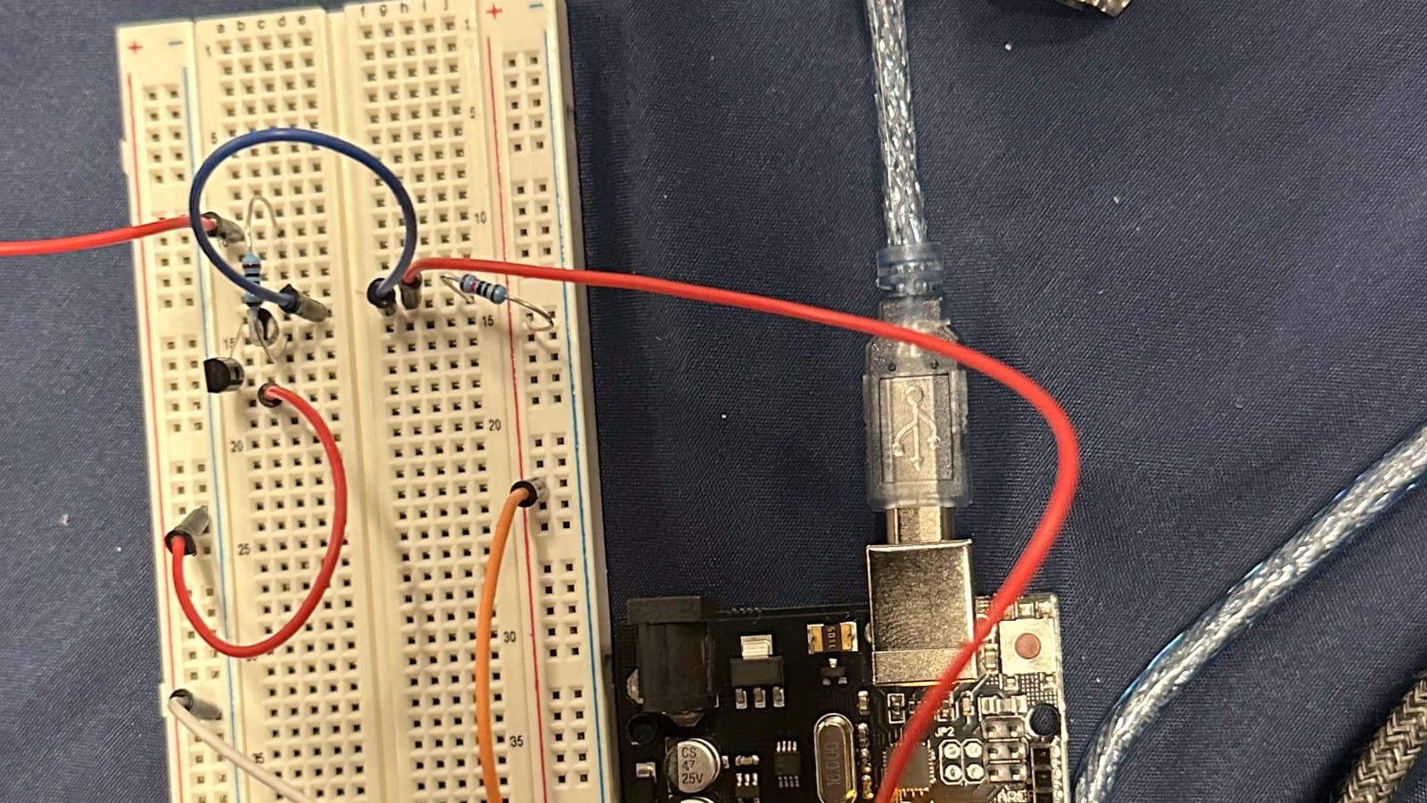 Breadboard, Arduino and field probe on the bench